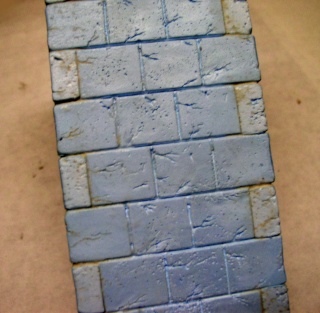 Mur en polystyrène extrudé sculpté et peint imitant un appareillage de pierres taillées