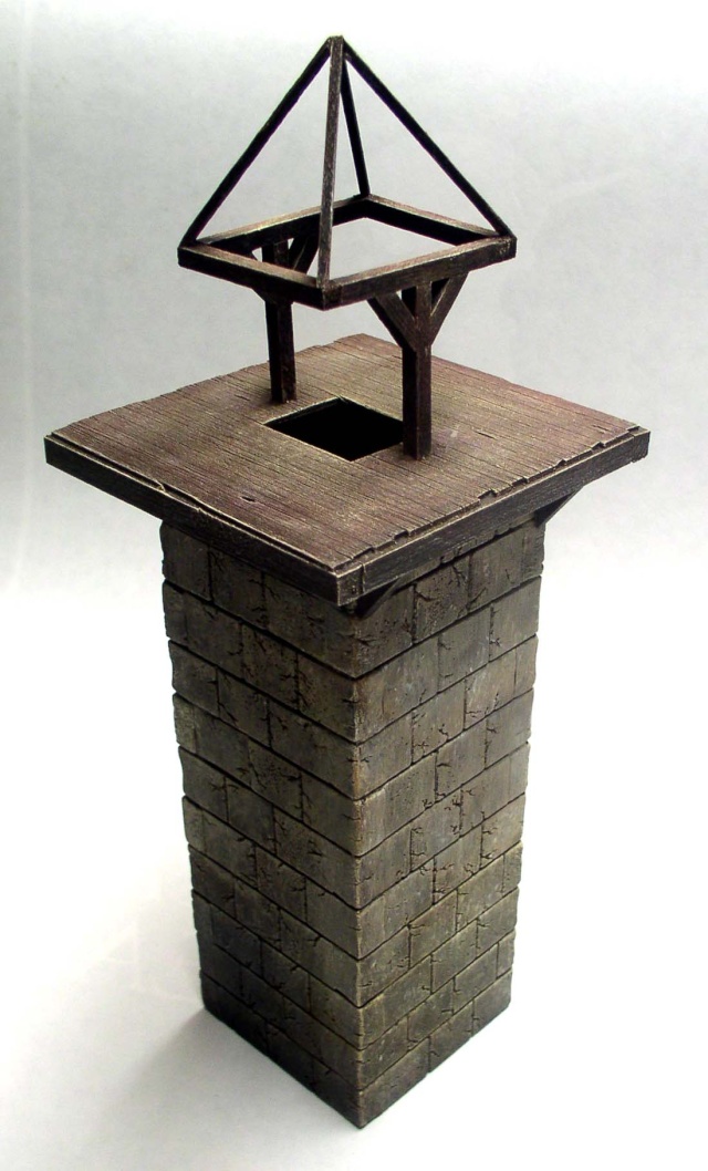 Maquette de puits en pierre avec margelle carrée et toiture pyramidale en bois sur charpente