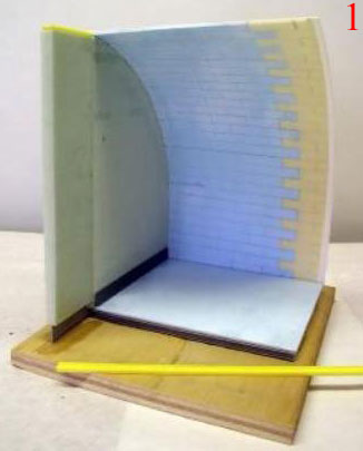 Maquette de tunnel voûté en polystyrène extrudé bleu sur socle en bois