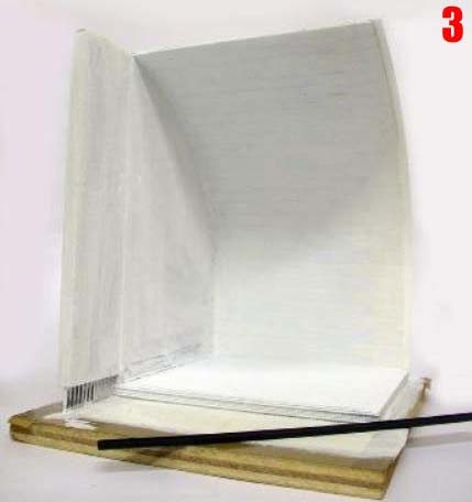 Plaque de polystyrène extrudé blanc cintrée en courbe posée sur un plan de travail