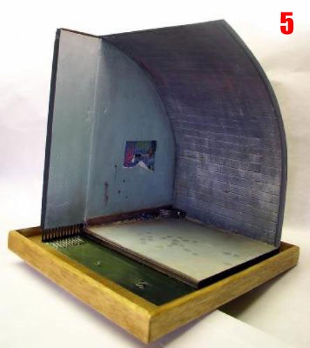 Maquette de mur incurvé en polystyrène extrudé gravé, montée sur socle en bois