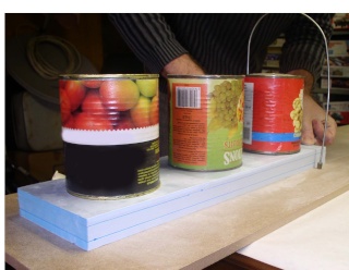 Boîtes de conserve servant de poids pour coller des plaques de polystyrène extrudé