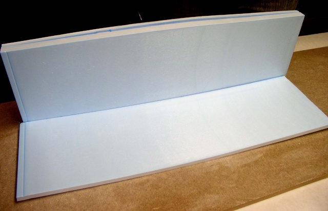 Deux plaques de polystyrène extrudé bleu assemblées en angle droit formant un décor