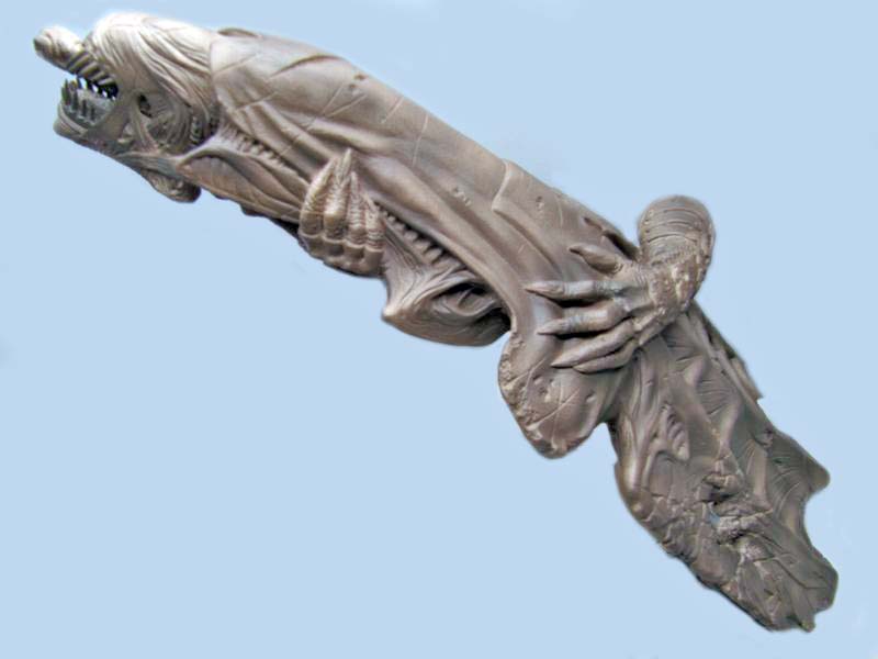 Pièce de figurine Predator non peinte montrant tête et bras aux longues griffes sculptées en détail