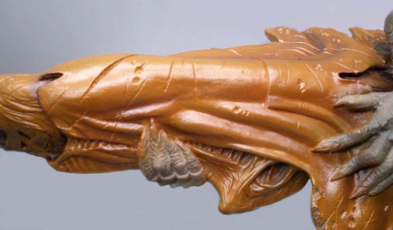 Détail de la tête sculptée du Predator avant peinture, montrant les textures de la mâchoire et de la peau