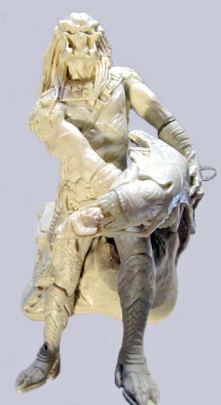Maquette en résine non peinte du Predator assis montrant l'assemblage du corps complet