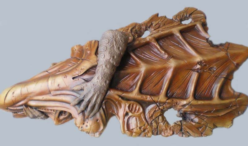 Socle de diorama Predator en résine sculptée imitant écailles et roche brune patinée