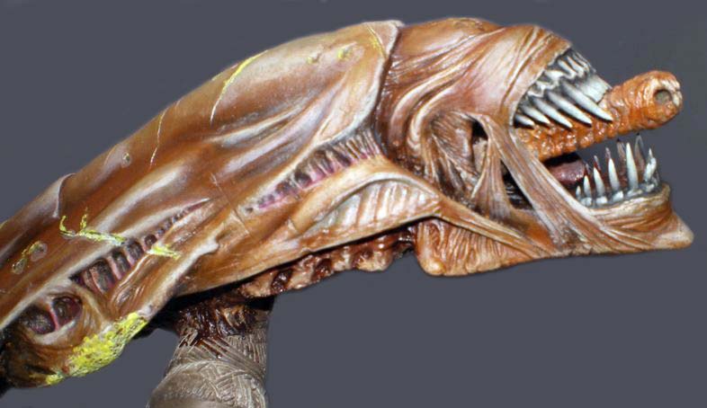 Profil de tête de figurine Predalien aux mâchoires ouvertes garnies de dents acérées