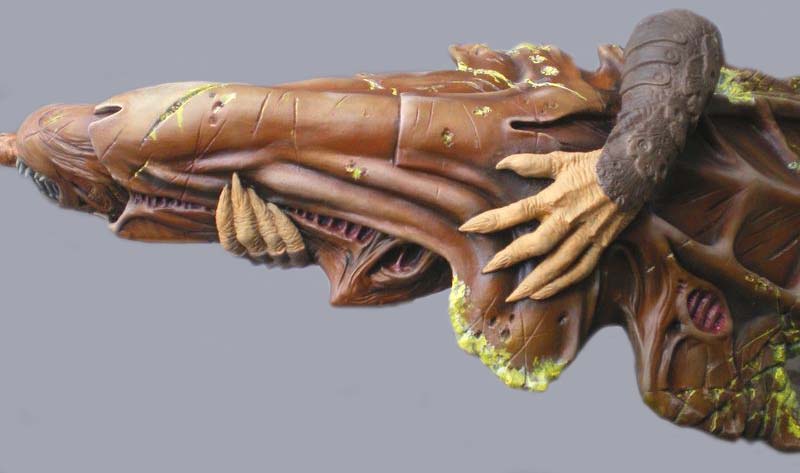 Maquette de tête de créature extraterrestre brune avec griffes acérées sur fond gris