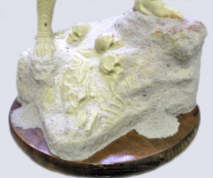 Socle de diorama Predator avec ossements et crânes sculptés sur base rocheuse