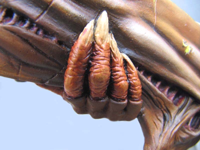 Détail de la maquette Predator montrant la main griffue brune aux ongles peints