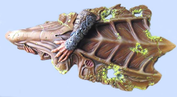 Maquette du vaisseau Predator peinte façon écorce avec lichens verts et détails sculptés