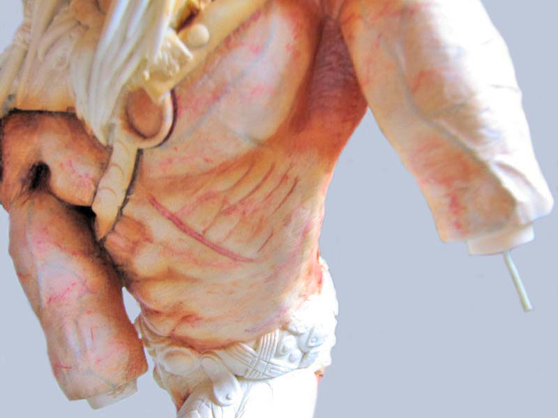 Torse de figurine Predator peint avec veines rouges et musculature détaillée en cours de peinture