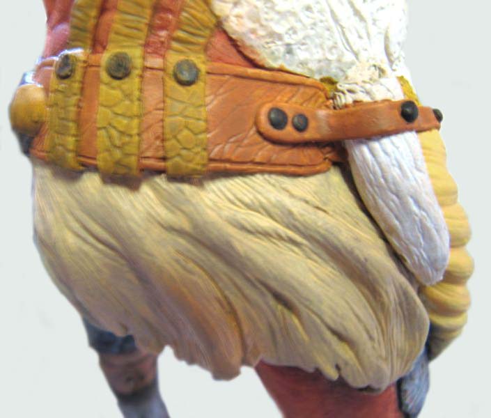 Détail de la ceinture en cuir et du pagne peints sur la figurine Predator
