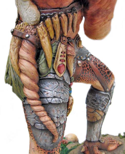 Détail de la figurine Predator montrant cuissard, jambières écaillées et trophées d'os suspendus