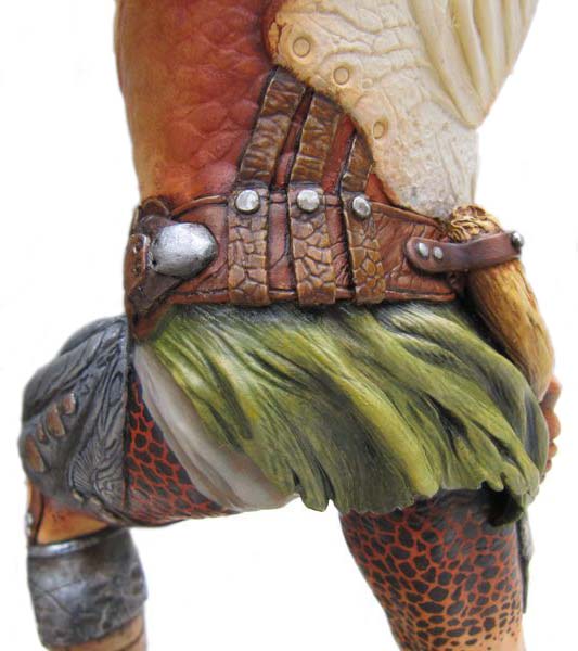 Détail de la ceinture en cuir et du pagne tribal de la figurine Predator peinte