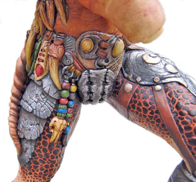 Détail de la figurine Predator montrant l'épaule, le trophée tribal de crânes et la peau écaillée peinte