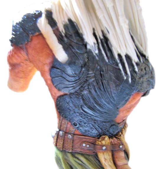 Torse peint de la figurine Predator avec ceinture de cuir et drapé clair sur l'épaule