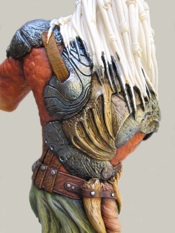 Figurine Predator de profil montrant épaulière, armure ventrale et dreadlocks peints en détail