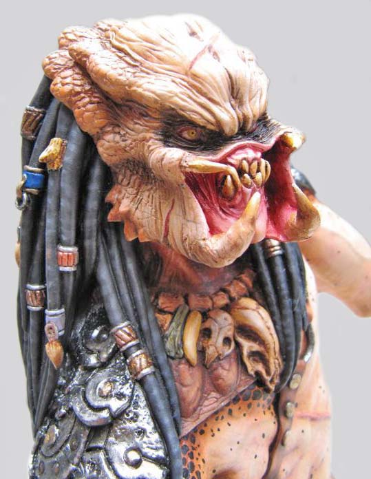 Buste Predator peint montrant le visage aux mandibules ouvertes, dreadlocks et armure détaillée