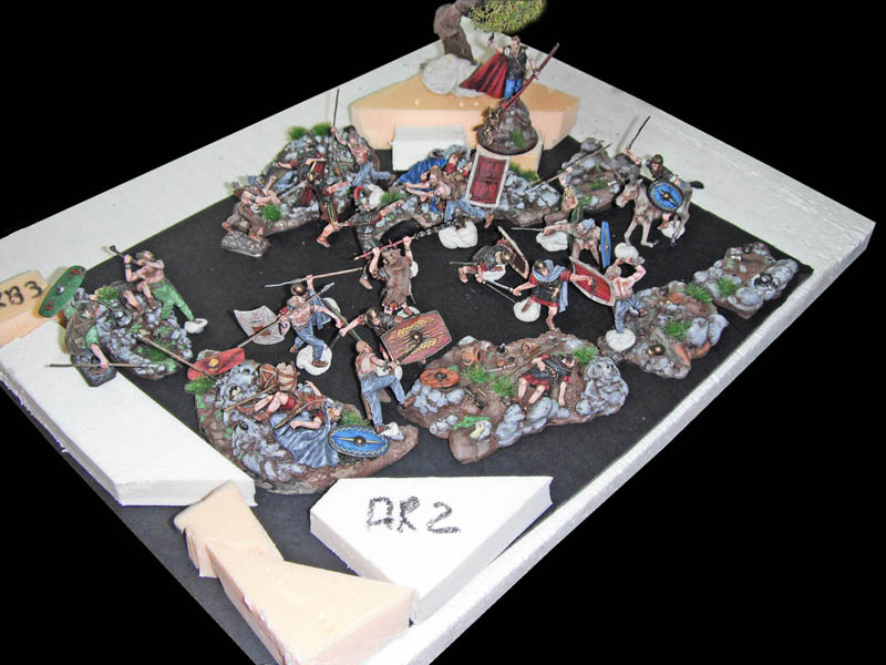 Scénette de figurines de guerriers romains en plein combat sur un terrain rocheux en construction