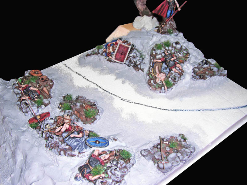 Maquette de terrain enneigé avec figurines de soldats romains disposées sur des rochers