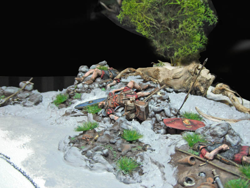 Diorama de scénette représentant des soldats romains tombés sur un terrain rocheux avec arbre et boucliers