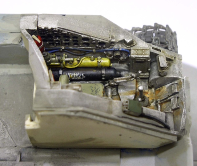 Compartiment moteur détaillé de la maquette Shilka avec câblages et équipements peints et patinés