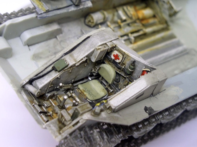 Intérieur détaillé de la tourelle ouverte d'une maquette de Shilka montrant sièges et équipements