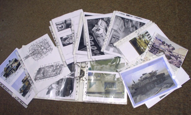 Documentation de référence du Shilka, photos et plans imprimés étalés dans des pochettes plastique