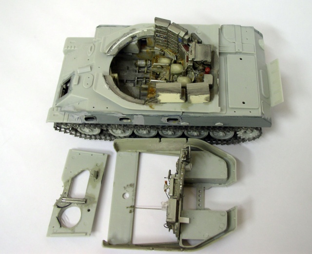 Châssis de maquette Shilka avec intérieur détaillé et tourelle démontée posée à côté