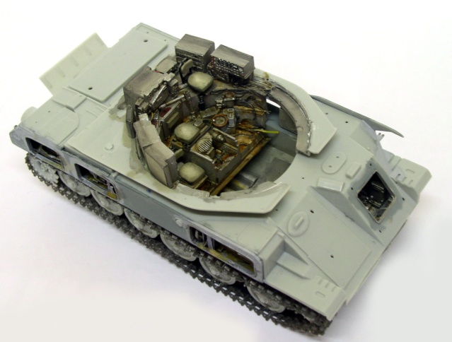 Maquette de châssis Shilka gris avec intérieur de tourelle détaillé et chenilles montées