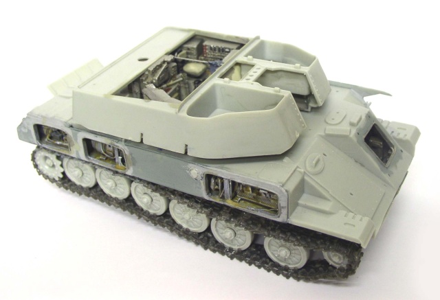 Maquette du châssis chenillé Shilka non peint avec compartiment intérieur détaillé et tourelle ouverte
