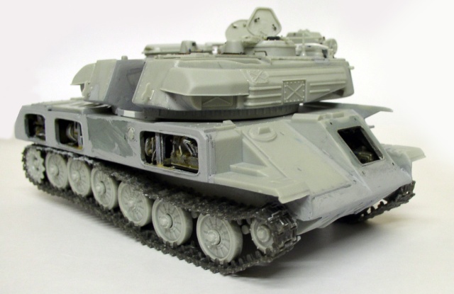 Maquette de Shilka ZSU-23-4 en apprêt gris, tourelle radar et chenilles détaillées