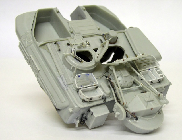 Coque de la maquette Shilka en gris assemblée montrant les détails intérieurs du compartiment et les câblages