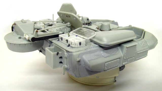 Tourelle de la maquette Shilka en gris non peinte montrant les détails intérieurs assemblés