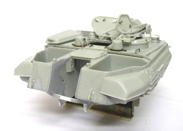 Maquette de la tourelle du Shilka en gris non peinte montrant les détails du blindage assemblé