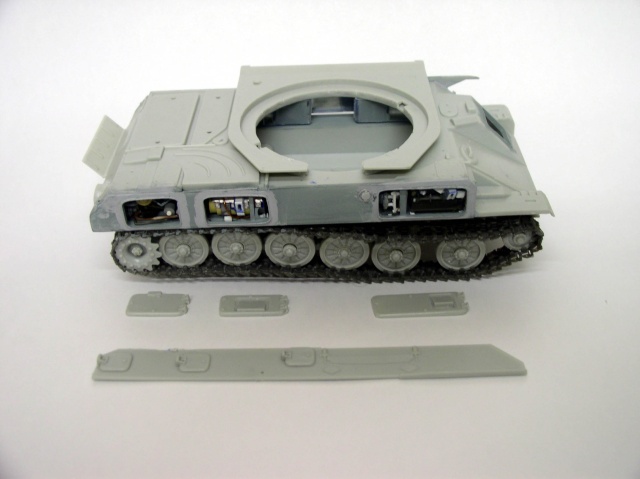 Maquette de châssis Shilka gris assemblé avec chenilles et trappes latérales détachées posées devant