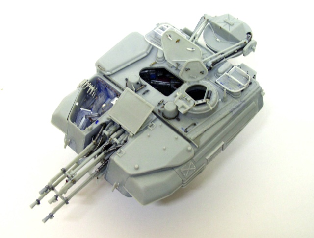 Tourelle de la maquette Shilka en gris avec ses quatre canons quadruples et radar