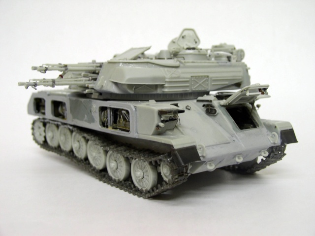 Maquette du char antiaérien Shilka non peinte montrant la tourelle et ses quatre canons