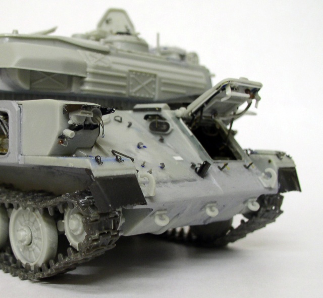Maquette du Shilka en gris, châssis chenillé avec trappes ouvertes et tourelle vue de l'arrière