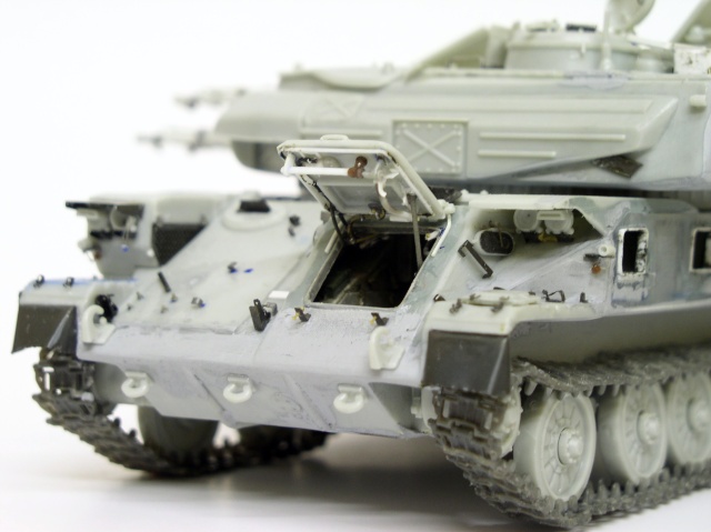 Maquette de Shilka grise avec trappe avant ouverte et détails du compartiment du conducteur