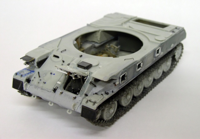 Maquette de châssis chenillé Shilka gris sans tourelle montrant le compartiment moteur et les chenilles