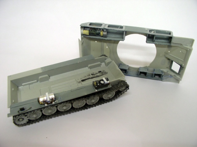 Châssis et chenilles assemblés de la maquette Shilka avec compartiment intérieur ouvert et caisse supérieure