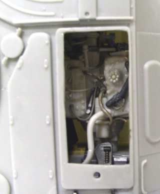 Compartiment moteur ouvert de la maquette Shilka montrant le détail du moteur et des câblages