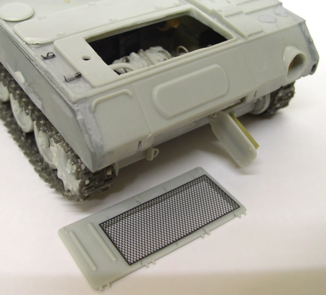 Châssis gris de la maquette Shilka avec grille de moteur photodécoupée posée devant les chenilles