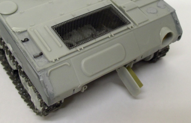 Détail de la maquette Shilka montrant la grille moteur photodécoupée et les chenilles à l'arrière