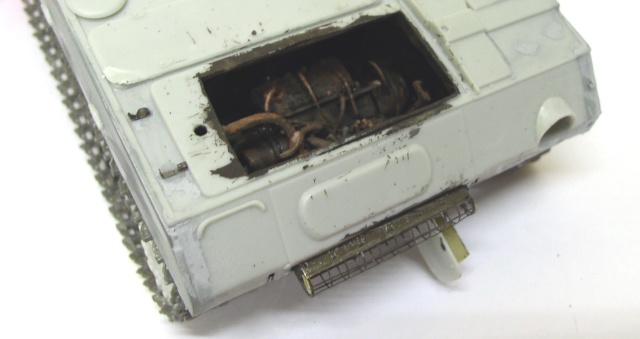 Détail de la maquette Shilka montrant le compartiment moteur ouvert avec câblages et grille d'aération