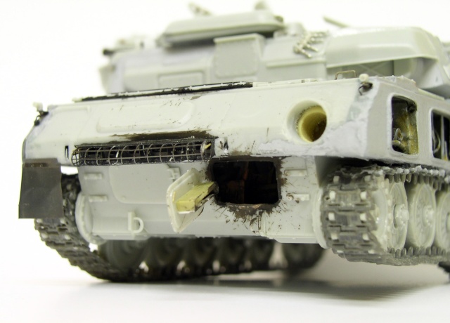 Vue avant de la maquette Shilka grise montrant la grille de calandre et les chenilles
