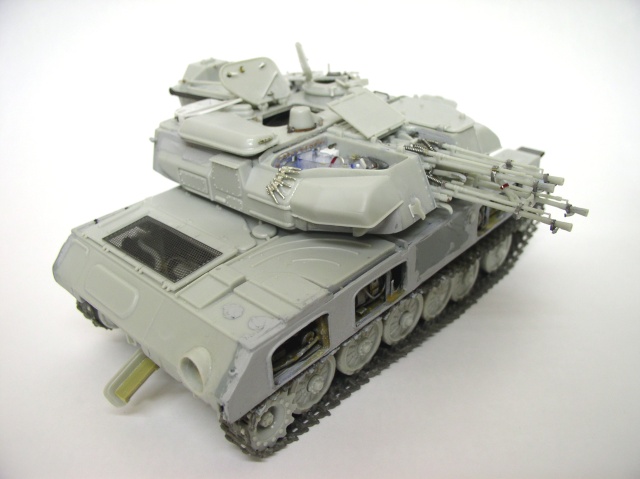 Maquette de char antiaérien Shilka gris avec quatre canons et tourelle radar, vue avant